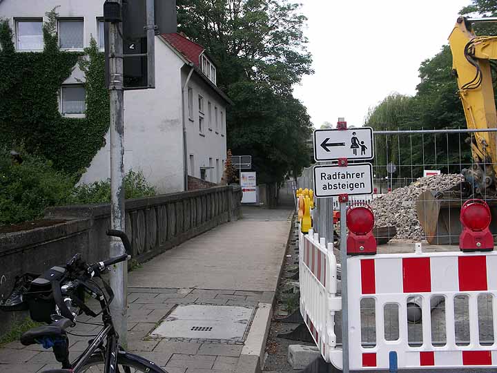 Radfahrer absteigen