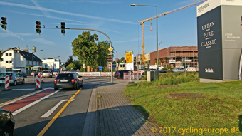 Deutlich sichtbar: Das gelbe Umleitungsschild f�r Radfahrer (foto © 2017 ul) umleitung