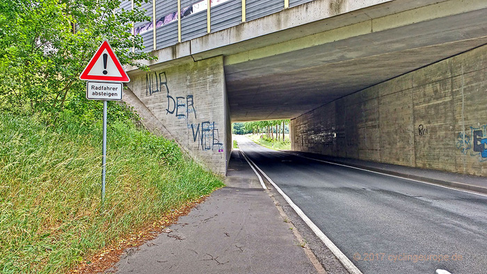 Radwege oder Gehwege absteigen